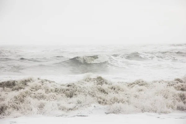 Gyönyörű táj elképesztő erős óceáni hullámok során ködös időjárás a vidéken — Stock Fotó