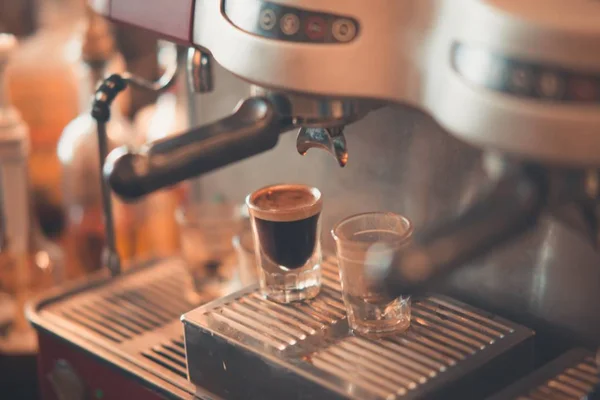 Closeup shot a kávéscsészét egy kávéfőző csepegtető tálca — Stock Fotó