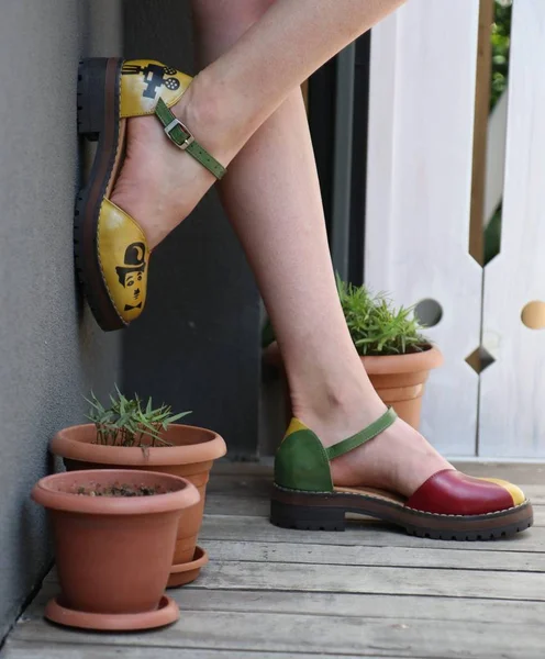 Pieds de femme dans des chaussures classiques - beauté / fonds d'écran de la mode — Photo