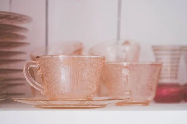 Primer plano de tazas de té de cristal en la cocina con otros utensilios de cocina —  Fotos de Stock