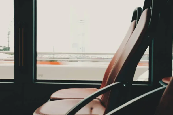 Tomma passagerarsäten i en buss med suddig bakgrund utanför fönstret — Stockfoto