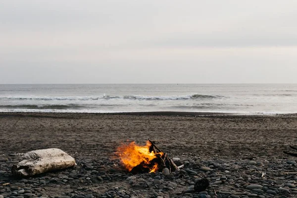 Ein Lagerfeuer am Strand — Stockfoto