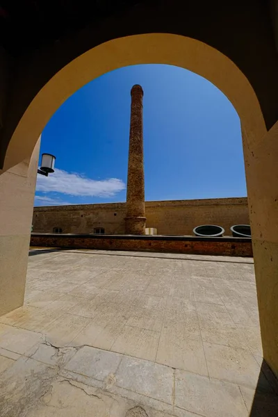 Porte de type arche avec vue sur un vers au loin par une journée ensoleillée — Photo