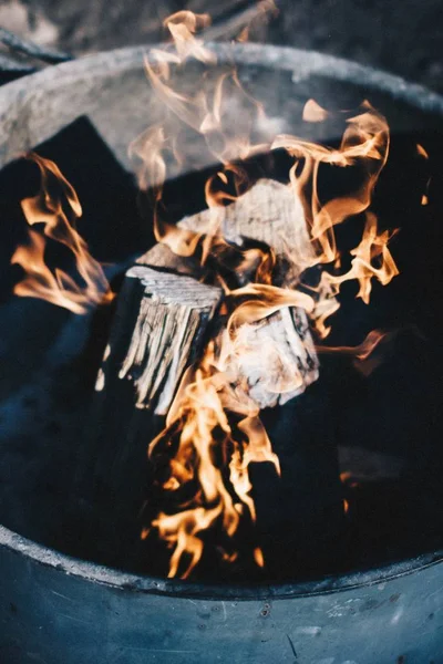 Plan rapproché de morceaux de bois brûlés au feu dans un grand pot — Photo