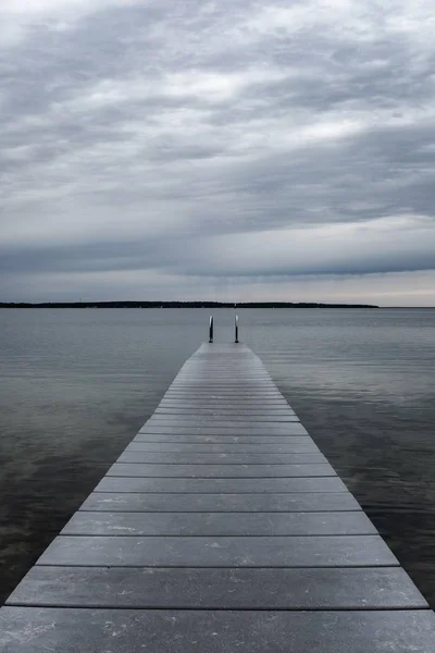 Pier sobre lago contra céu nublado — Fotografia de Stock