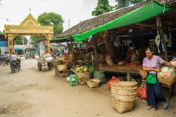 Mercato birmano Nyaung-U, con bancarelle che vendono diversi articoli, vicino a Bagan, Myanmar . Foto Stock
