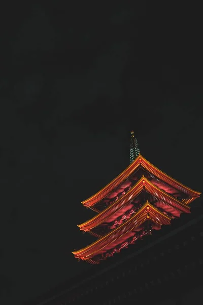 Tiro vertical de bajo ángulo del templo Senso-ji en Tokio, Japón durante la noche — Foto de Stock