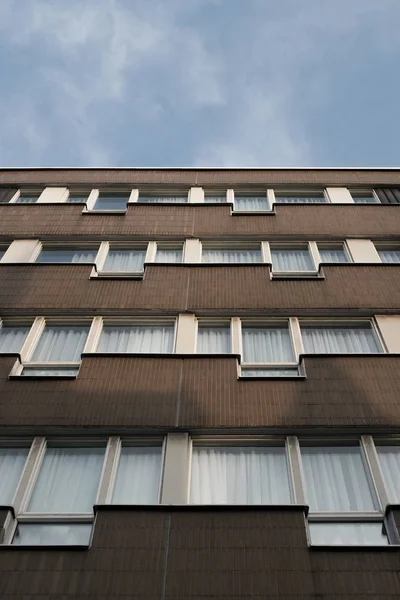 Vista de bajo ángulo de un edificio con ventanas — Foto de Stock