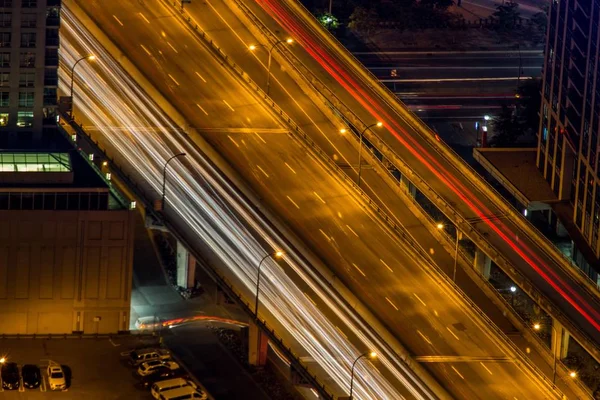 夜间城市高速公路的空中拍摄 — 图库照片