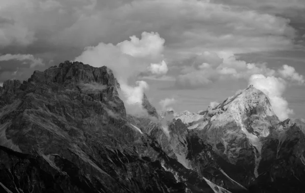 Wunderschöne Berge und Hügel in Schwarz-Weiß — Stockfoto