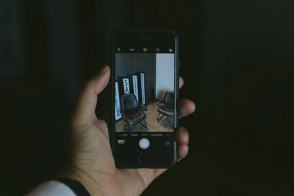 Eine Hand Hält Ein Smartphone Kameramodus Und Schießt Ein Paar — Stockfoto