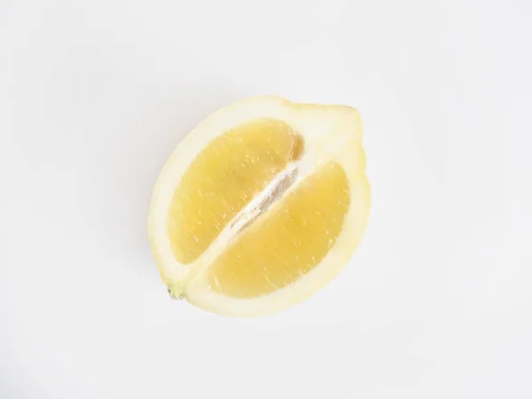 白色背景上切片的黄色新鲜柠檬特写 - 完美的天然壁纸 — 图库照片