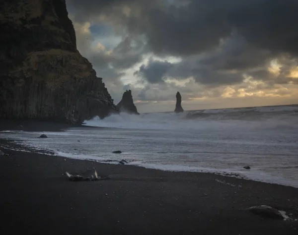 Beautiful coast of the sea at Vik, Iceland with breathtaking clouds and rocks on the side — Stock Photo, Image