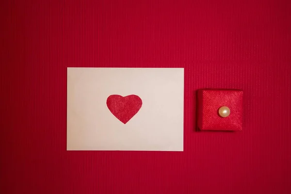 Envelope de coração encantador com uma pequena caixa — Fotografia de Stock