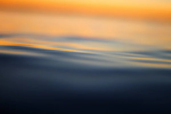 Mooie close-up shot van de verbazingwekkende textuur van het water in de Oceaan — Stockfoto