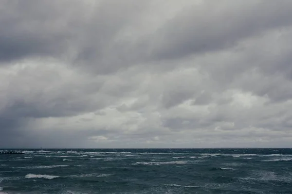 Belo tiro do mar com cinza escuro céu nublado — Fotografia de Stock