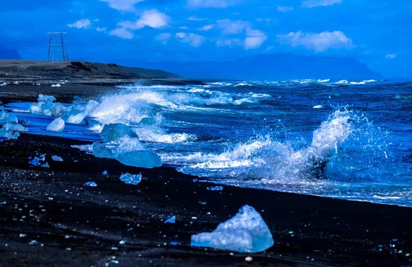 Amplo tiro de fragmentos de gelo no corpo da água ao lado da costa rochosa — Fotografia de Stock