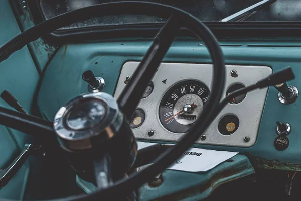 Gros plan d'un volant noir à l'intérieur d'une voiture bleue — Photo