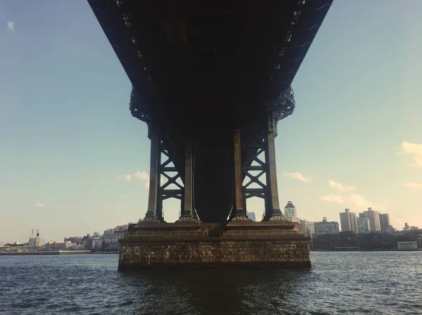 Bred symmetrisk bild av det undre området pf en bro vid Fdr Drive, New York, USA — Stockfoto