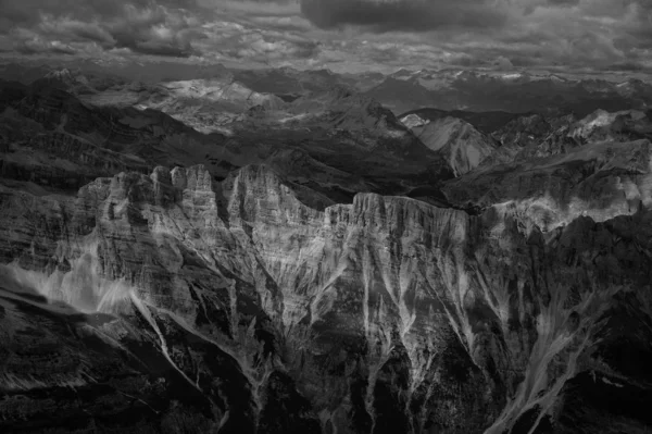 Bellissime Montagne Colline Con Cieli Nuvolosi Mozzafiato Girati Bianco Nero — Foto Stock