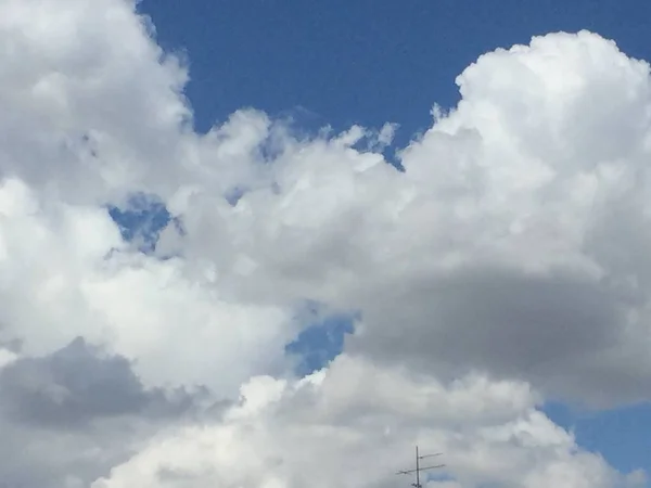 Прекрасний знімок великих білих хмар на фоні блакитного неба — стокове фото