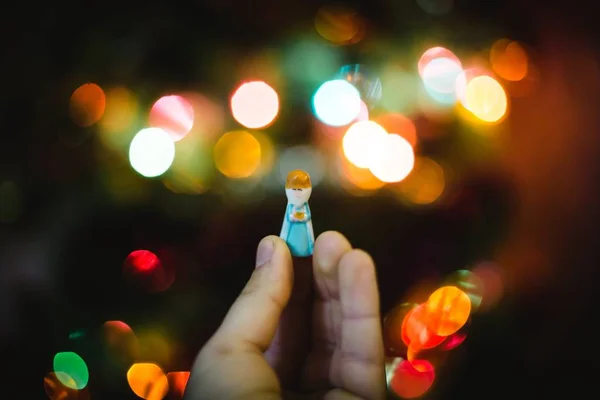 Figura miniatura de plástico de una doncella de nieve sobre el fondo borroso del árbol de Navidad — Foto de Stock