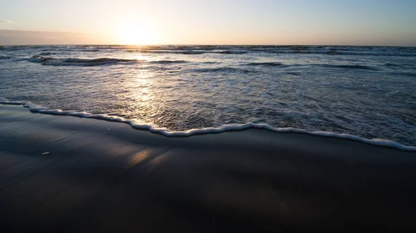 Óceán strand fényhullámok a homokon — Stock Fotó