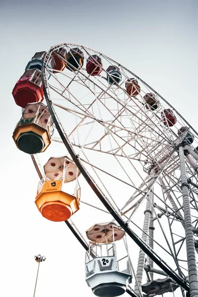 Вертикальний низький кут знімок високого колеса Ферріса з прекрасним ясним небом на задньому плані. — стокове фото