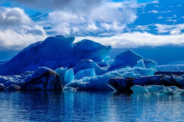 Красивый снимок ледника в воде под облачным небом — стоковое фото