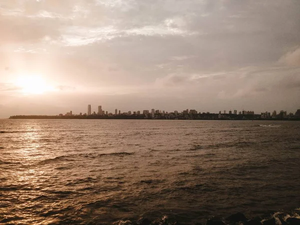 Belle rivière et Manhattan à l'horizon — Photo