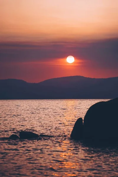 Matahari terbenam yang indah di bulan Juli di Danau Tahoe, CA — Stok Foto