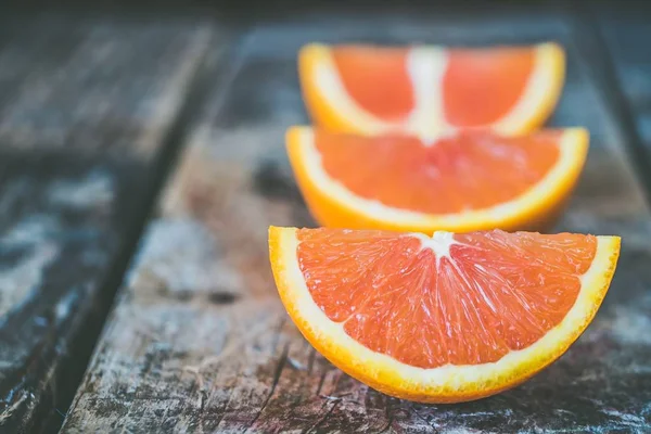 Closeup szelektív fókusz lövés egy szeletelt érett friss grapefruit — Stock Fotó