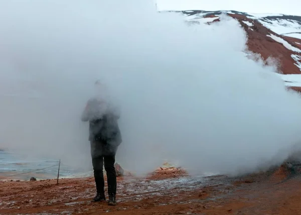 Persoon die in mist op een heuvel staat — Stockfoto