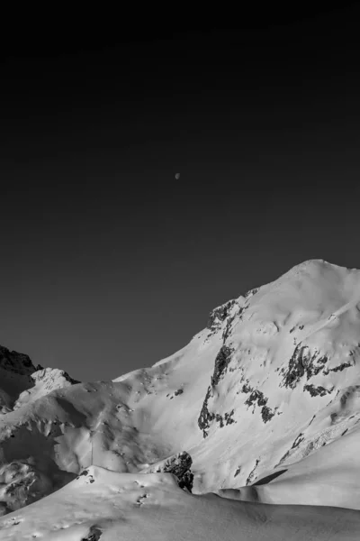 Karanlık gökyüzü ile güzel dağlar ve tepelerin Amazing siyah beyaz fotoğraf — Stok fotoğraf