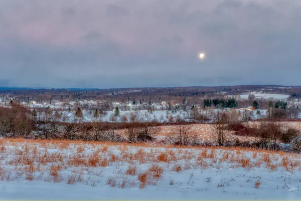 Nádherná scenérie venkovských kopců během wintertime — Stock fotografie