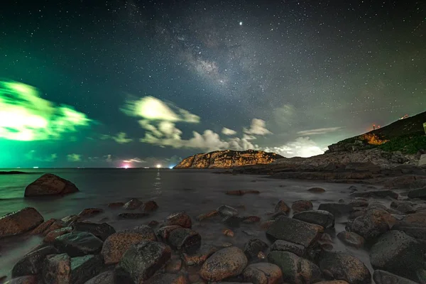 Denizin Güzel Bir Görüntüsü Nefes Kesici Yıldızlı Gökyüzü Sahilde Bulutlar — Stok fotoğraf