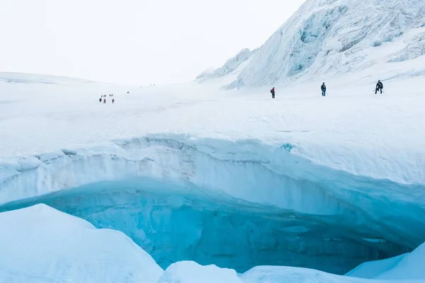 Expedição de caminhantes nas montanhas íngremes nevadas — Fotografia de Stock