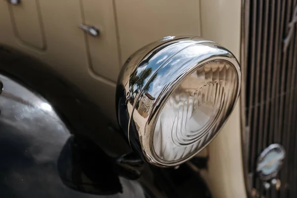 Closeup lövés antik fehér autó fényszóró — Stock Fotó