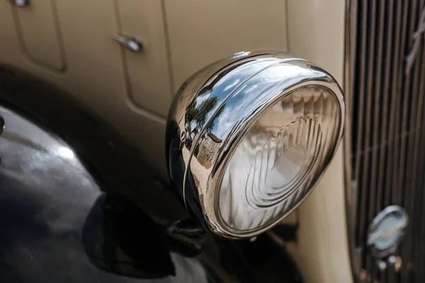 Primer plano de un faro de coche blanco antiguo — Foto de Stock