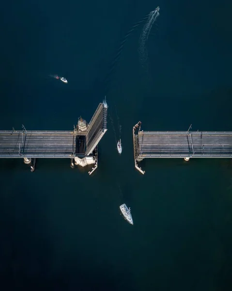 Luftaufnahme einer sich öffnenden Brücke — Stockfoto