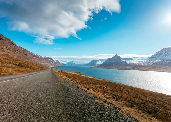 En smal väg intill en vacker ren flod — Stockfoto