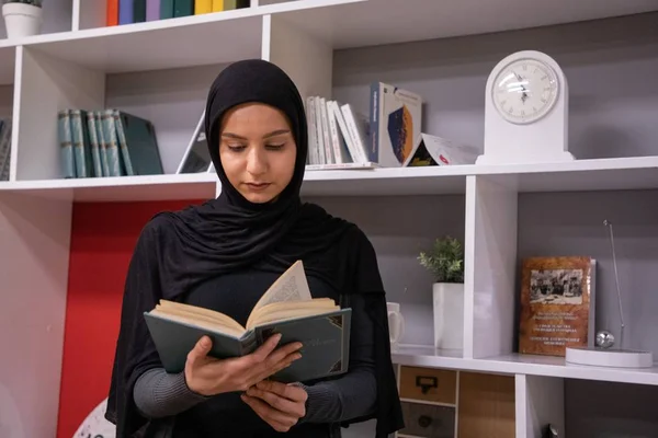 Привлекательная Мусульманка Черном Хиджабе Библиотеке — стоковое фото