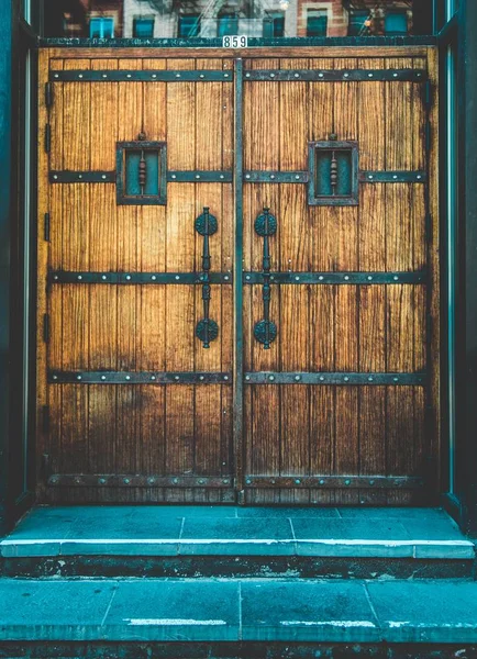 Вертикальный снимок коричневой деревянной двери — стоковое фото
