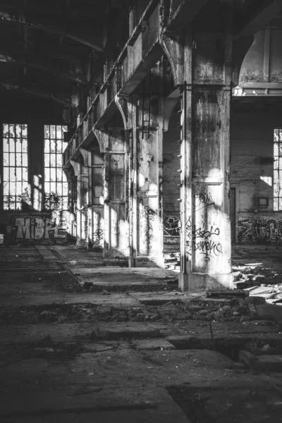 Inomhusfotografering av en gammal övergiven anläggning i en förort — Stockfoto