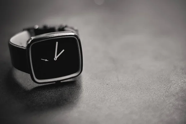Eine dunkle analoge Uhr auf einer Steinoberfläche — Stockfoto