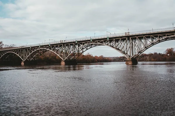 Μια ατσάλινη γέφυρα πάνω από ένα ποτάμι — Φωτογραφία Αρχείου