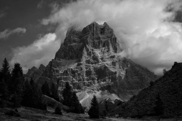 Bellissime Montagne Colline Con Cieli Nuvolosi Mozzafiato Girati Bianco Nero — Foto Stock