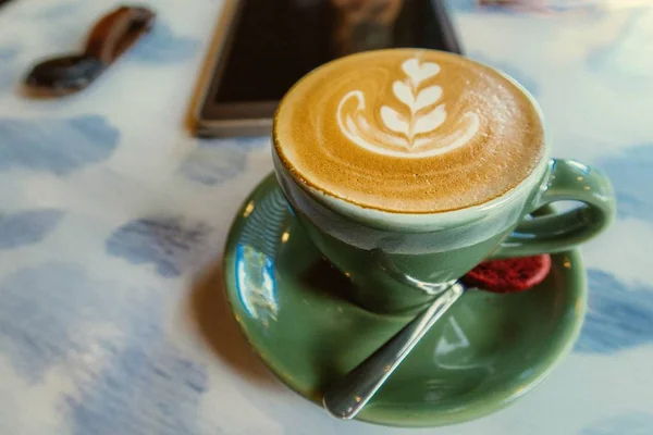 Closeup tiro de cappuccino lindamente feito com arte de espuma — Fotografia de Stock
