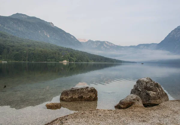 Hermoso Plano Lago Con Bosque Montañas Con Reflejo Agua — Foto de Stock