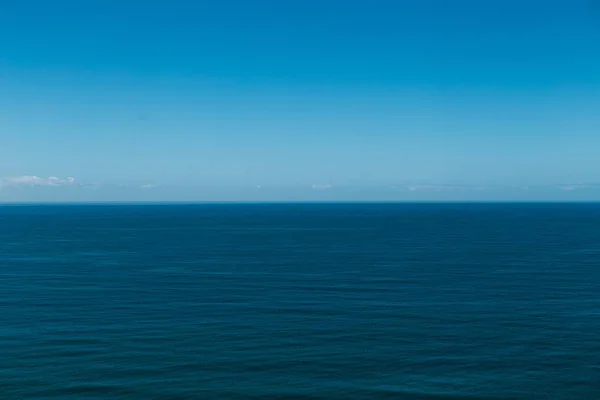Bellissimo Scatto Simmetrico Dell Orizzonte Oceanico Con Cielo Azzurro Chiaro — Foto Stock